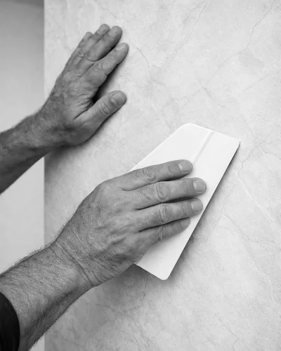 Colocación de papel pintado decorativo en pared